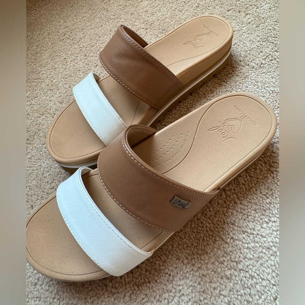 Reef Cushion Vista High in White and Tan